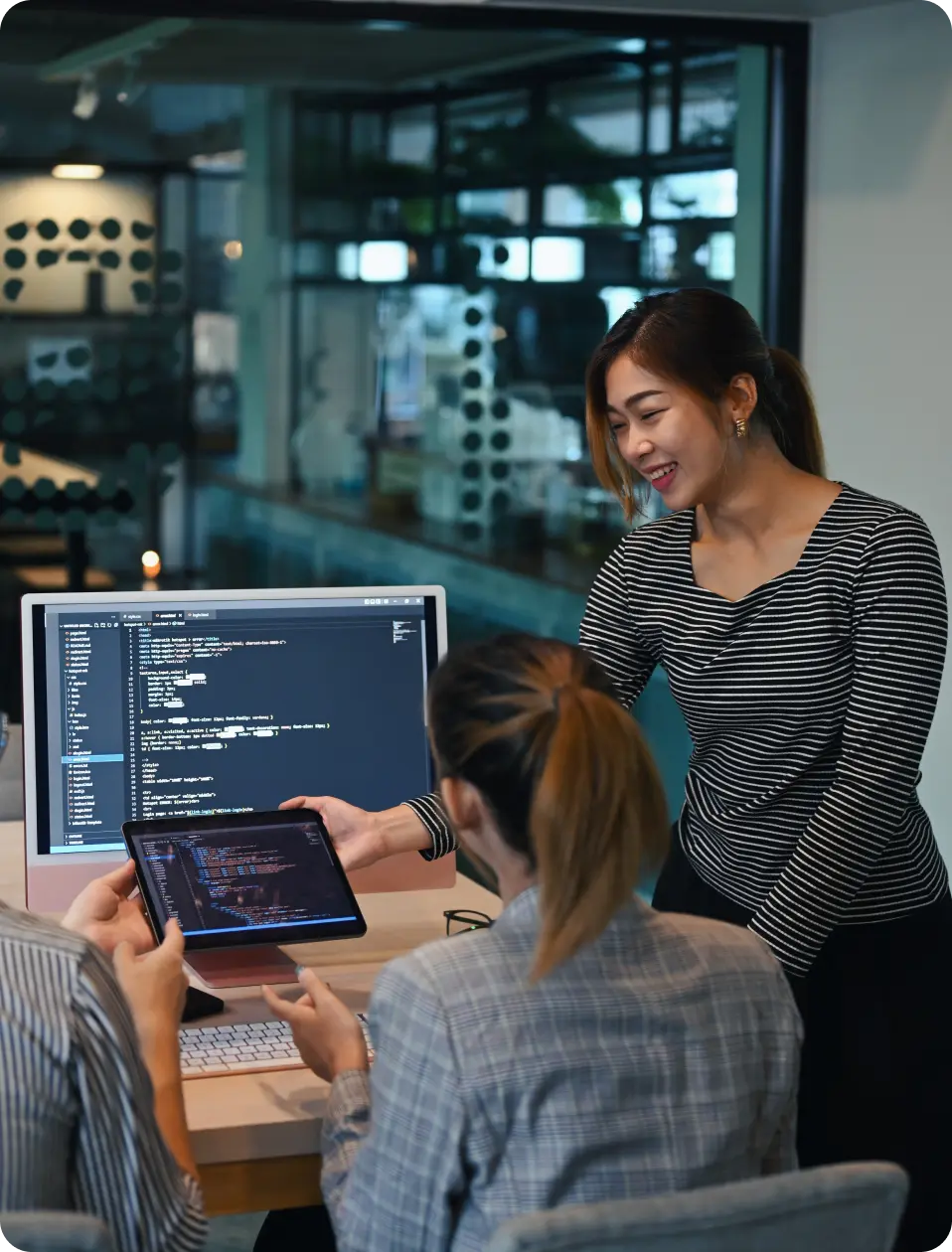 Duas mulheres examinando código de programação juntas