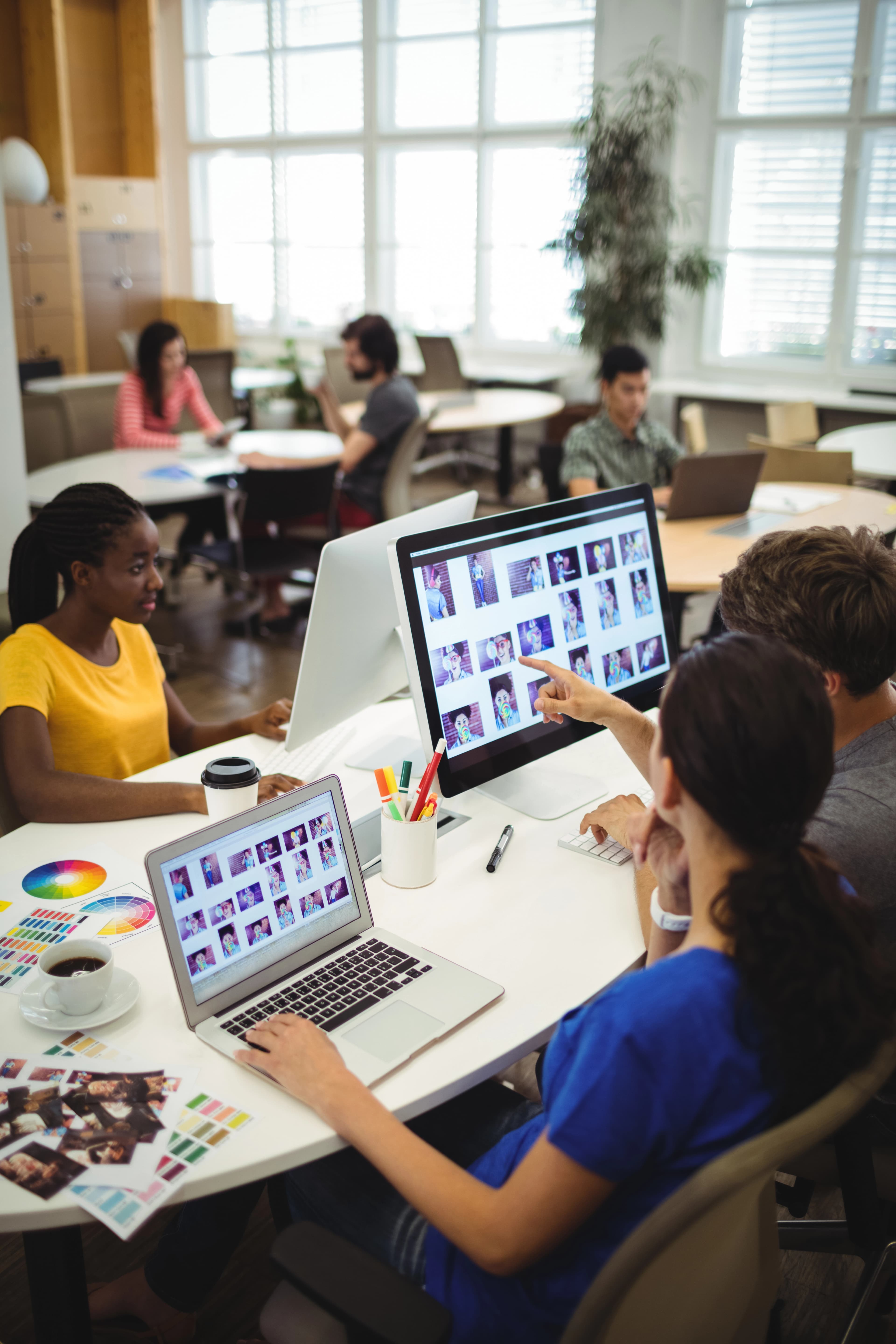 Na imagem, contém 6 pessoas trabalhando. São pessoas que representam o time de Inbound e Outbound Marketing